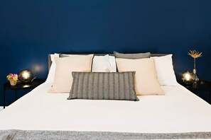 5 bedrooms, iron/ironing board, WiFi, bed sheets
