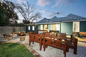 Outdoor dining - A spacious entertainer in town (Mudgee)