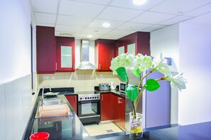 Standard-Apartment | Eigene Küche | Großer Kühlschrank, Mikrowelle, Toaster, Kochgeschirr/Geschirr/Besteck