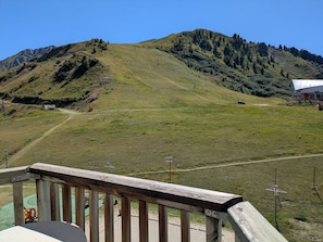 Un paysage montagneux sous un ciel dégagé.