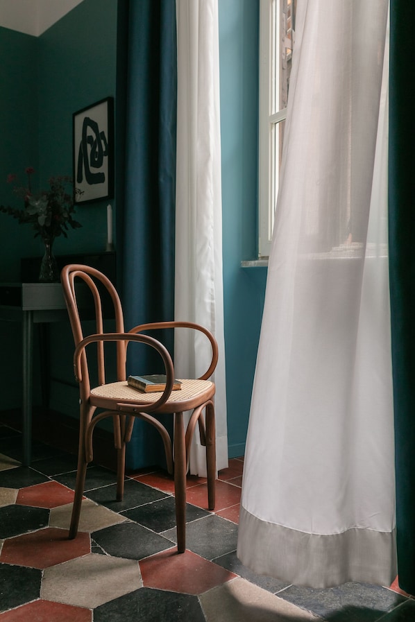 Suite junior | 1 dormitorio, caja fuerte, escritorio y cortinas opacas