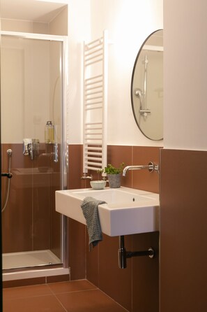Junior Suite, Balcony | Bathroom | Shower, hair dryer, bidet, towels