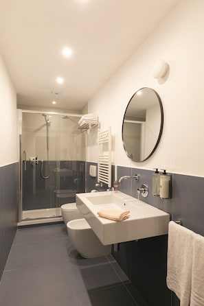 Douche, séchoir à cheveux, bidet, serviettes fournies