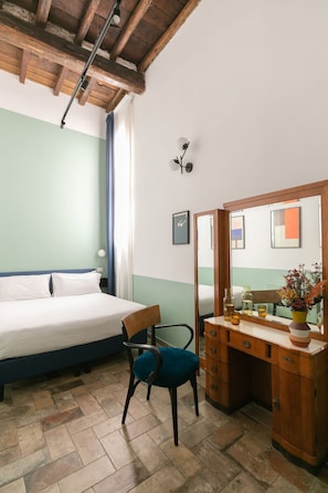 Habitación clásica | 1 dormitorio, caja fuerte, escritorio y cortinas opacas