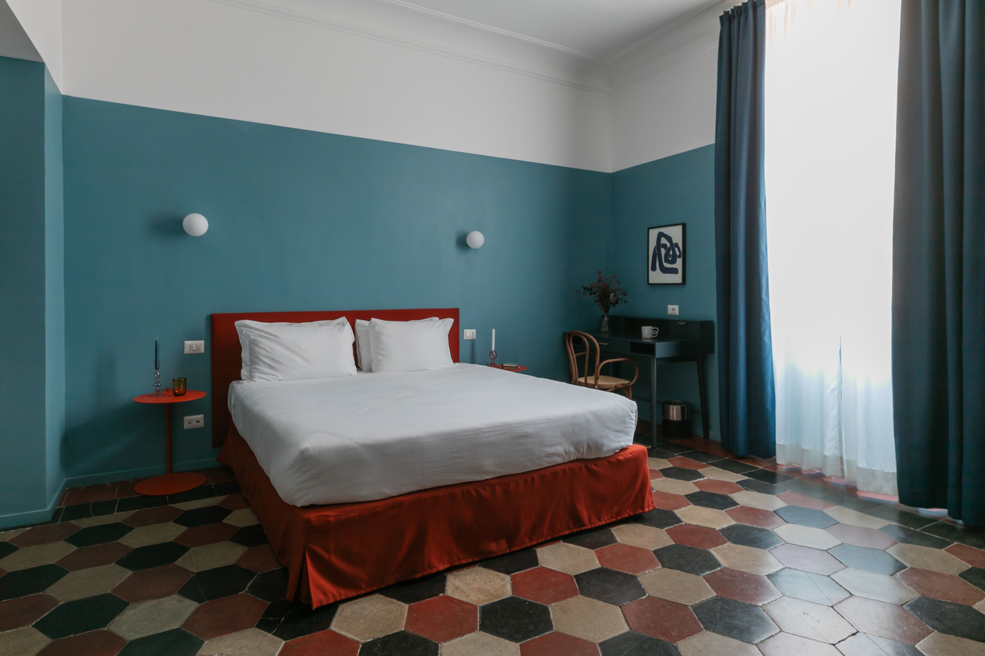 Habitació d'hotel amb un llit, un escriptori i una cadira.
