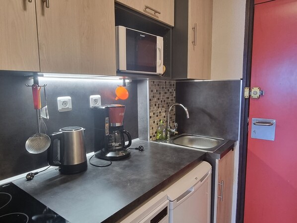 Réfrigérateur, four à micro-ondes, lave-vaisselle, cafetière-théière