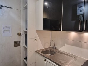 Jääkaappi, mikroaaltouuni, uuni, liesi