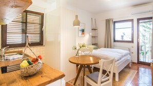 Une chambre à coucher avec un lit, une table de chevet et une fenêtre.