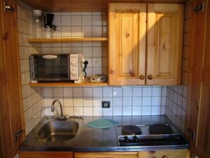 Kühlschrank, Geschirrspüler, Wasserkocher mit Kaffee-/Teezubehör