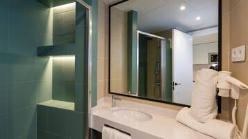 Appartement | Badkamer | Een douche, handdoeken