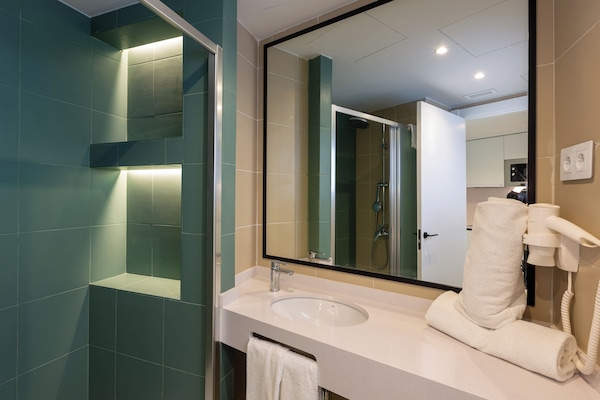 Apartment | Bathroom | Shower, towels