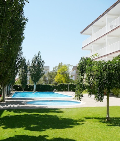 Una piscina al aire libre de temporada