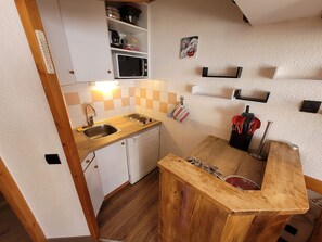 Refrigerador, microondas, lavavajillas y cafetera y tetera 