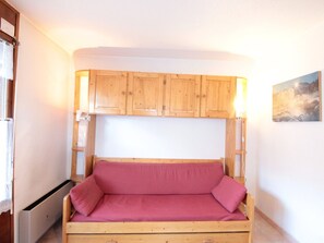 Interior - Cozy Studio for 5 in Village Center, Near Ski Lifts (Les Carroz d'Arâches)