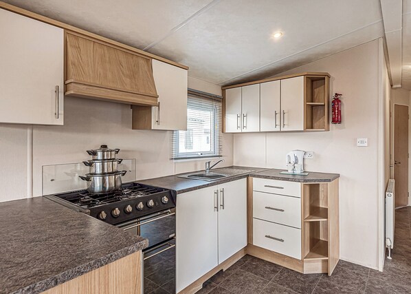 Oven - 12ft-wide quality caravan with one double and two twin. (Maryport)