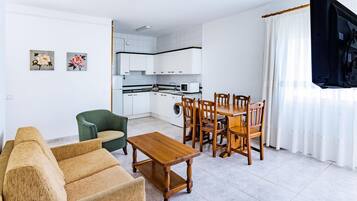 Comfort appartement | Woonruimte | Een 30-inch televisie met satellietzenders