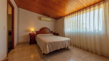 Departamento familiar | Caja de seguridad en la habitación y ropa de cama