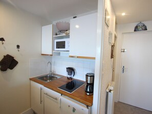 Réfrigérateur, four, plaque de cuisson, cafetière/bouilloire