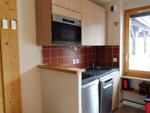 Fridge, microwave, dishwasher, coffee/tea maker