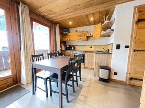 Kylskåp, ugn, diskmaskin och kaffe- och tebryggare