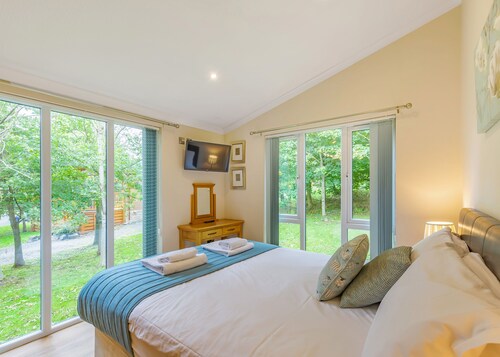 Semi-detached deluxe lodge offering the perfect romantic retreat for couples.