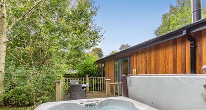 Semi-detached deluxe lodge offering the perfect romantic retreat.