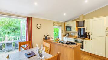 Réfrigérateur, four, plaque de cuisson, grille-pain