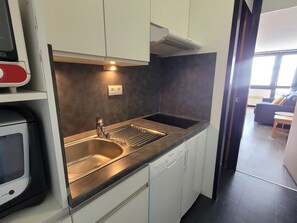 Refrigerador, microondas, lavavajillas y cafetera y tetera 