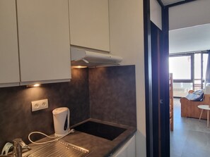 Frigorifero, microonde, lavastoviglie, macchina per tè/caffè