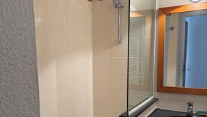 Un baño con bañera, lavabo y espejo.