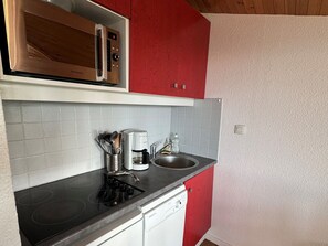 Kylskåp, mikrovågsugn, diskmaskin och kaffe- och tebryggare