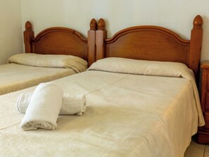 Caja de seguridad en la habitación y ropa de cama 