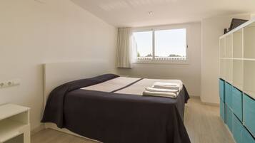 Superior Studio | In-room safe, bed sheets