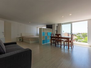 Superior-Studio | Wohnbereich | 30-Zoll-Fernseher mit Satellitenempfang