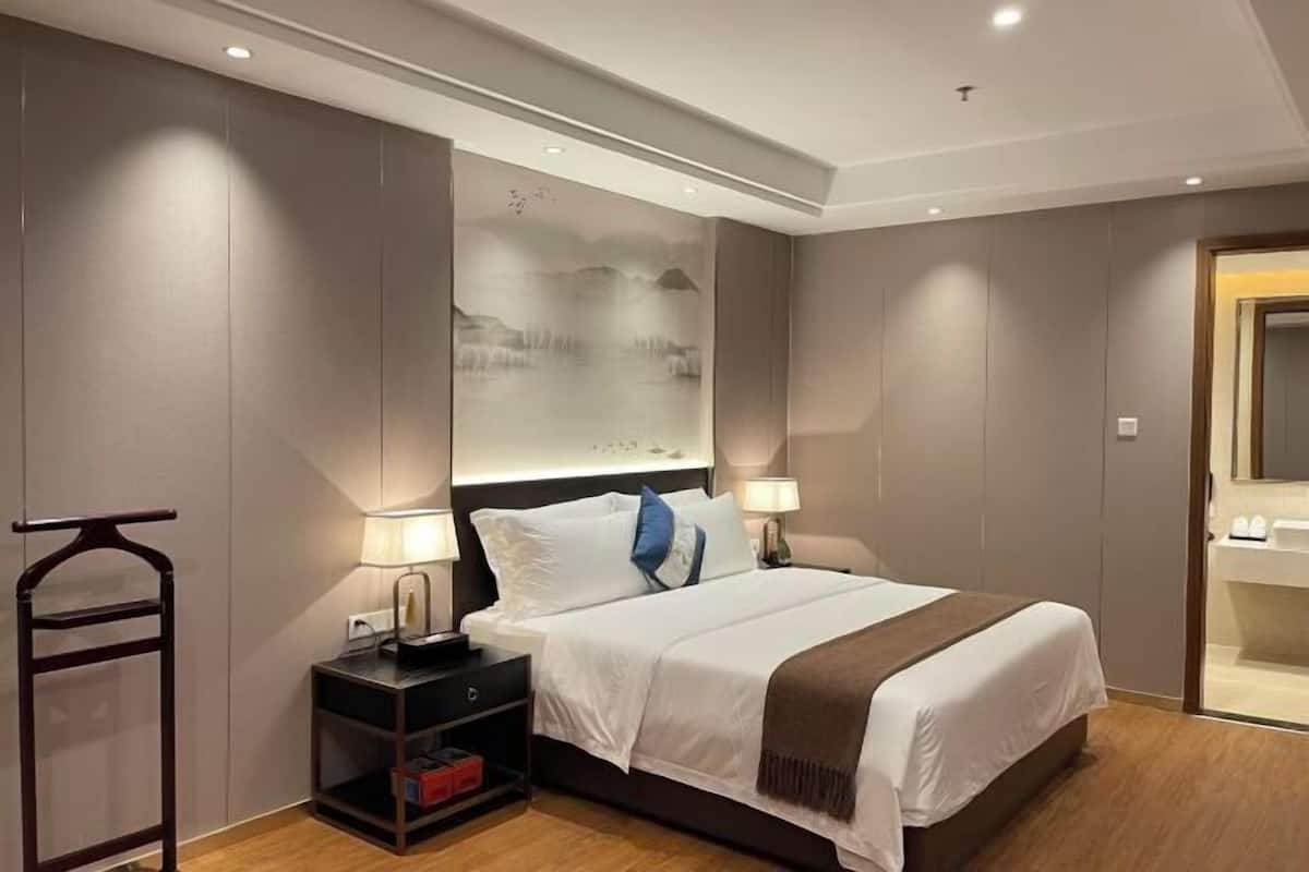 1 bedroom, premium bedding, down comforters, desk