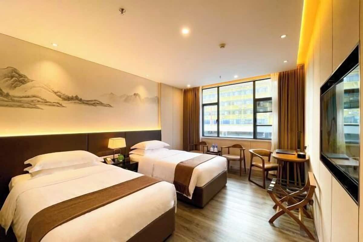 1 bedroom, premium bedding, down comforters, desk