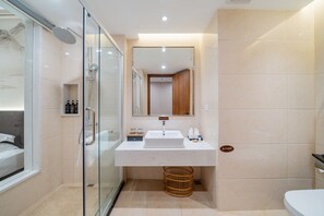 ファミリー ルーム | バスルーム | シャワー、ヘアドライヤー、バスローブ、スリッパ