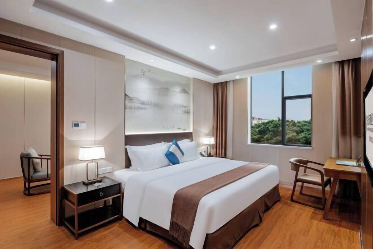 1 bedroom, premium bedding, down comforters, desk