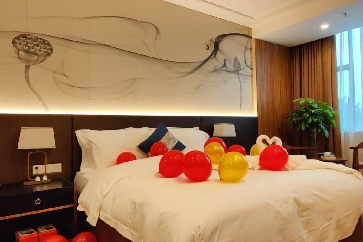 1 bedroom, premium bedding, down comforters, desk
