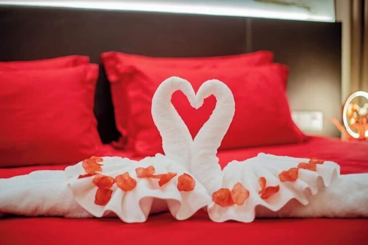 1 bedroom, premium bedding, down comforters, desk