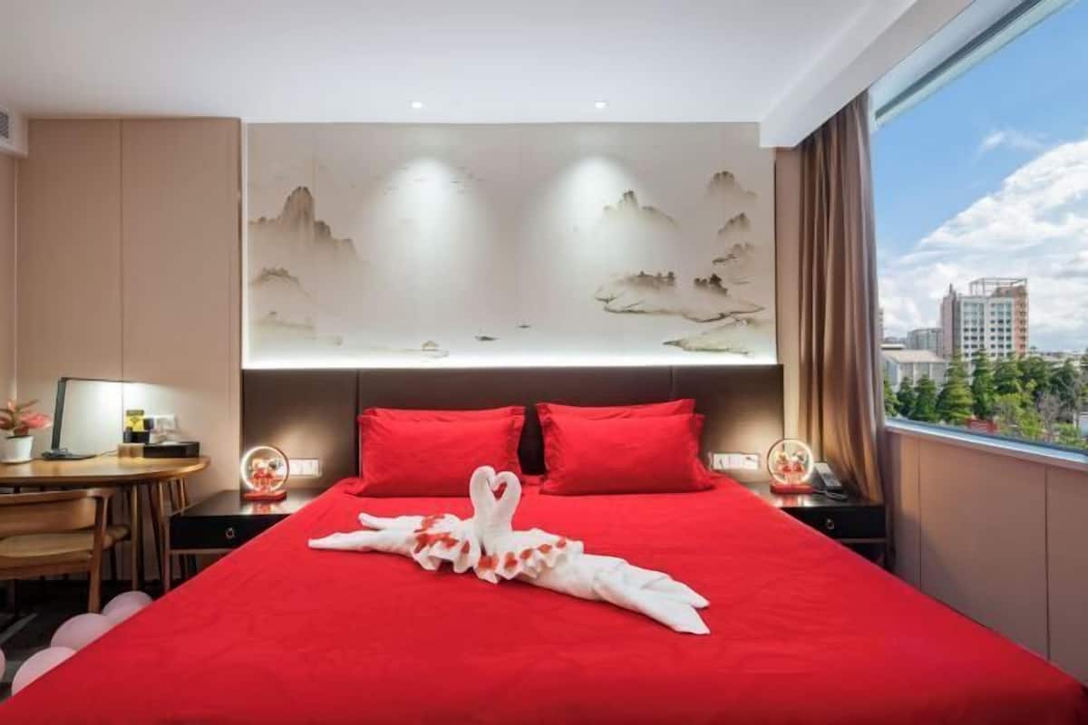 1 bedroom, premium bedding, down comforters, desk