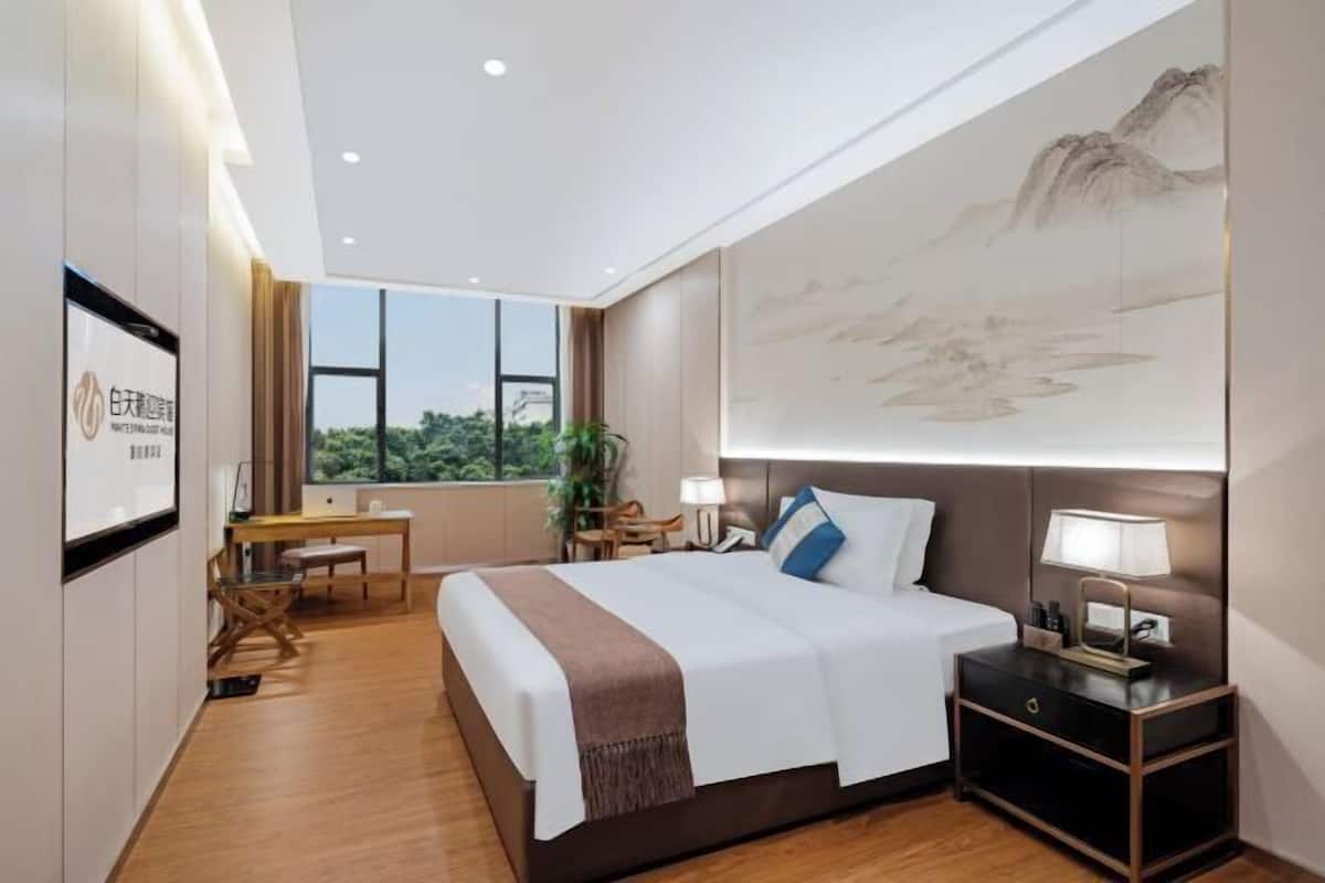 1 bedroom, premium bedding, down comforters, desk