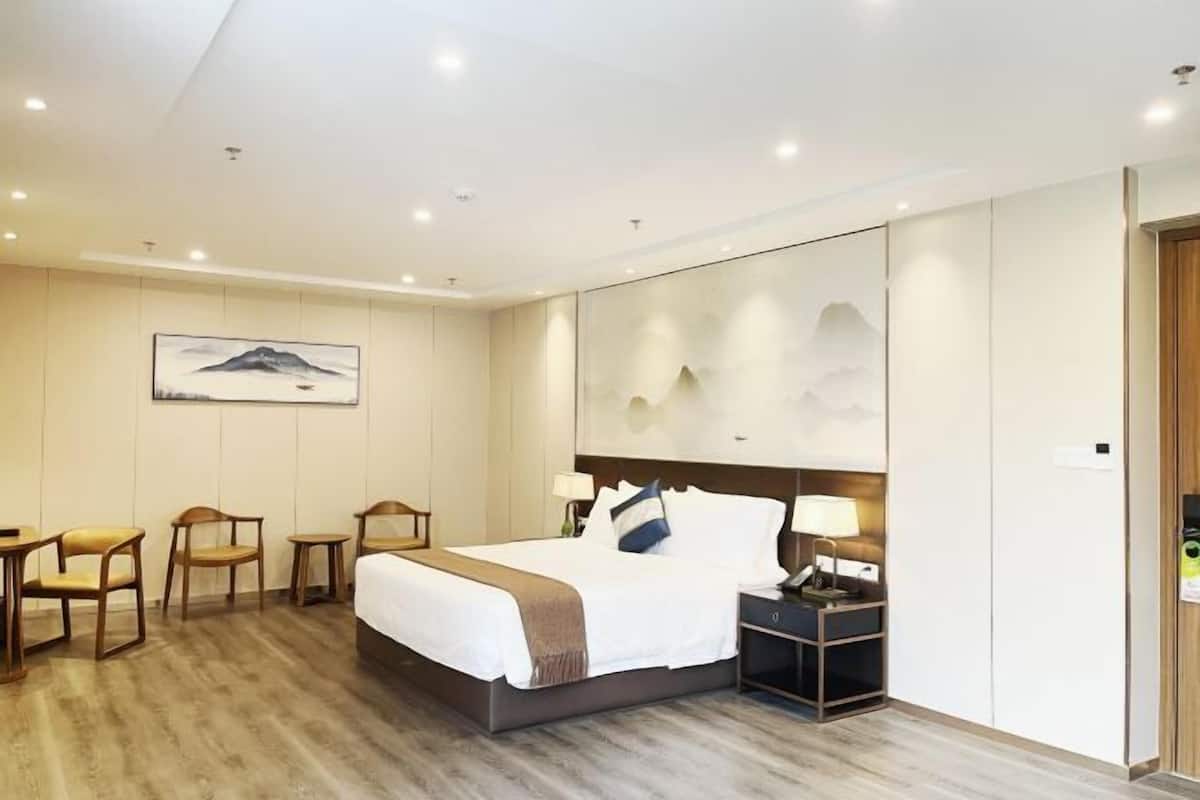 1 bedroom, premium bedding, down comforters, desk