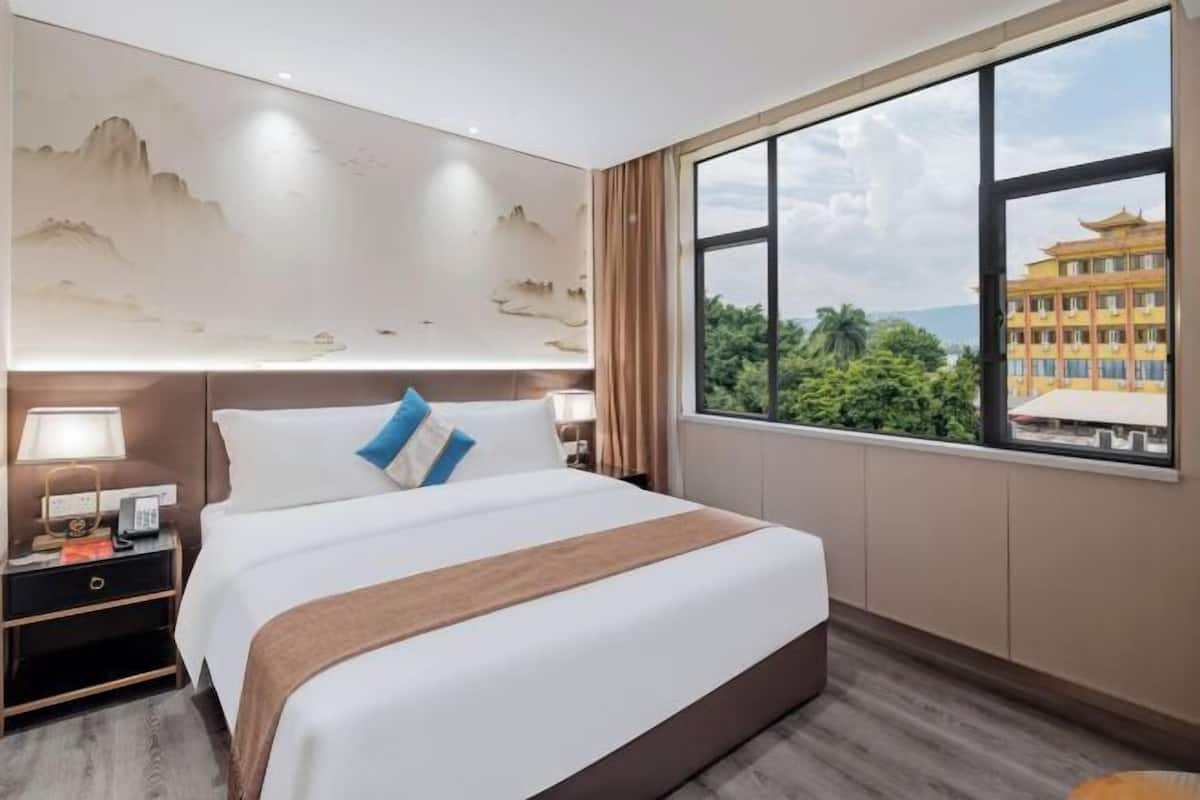 1 bedroom, premium bedding, down comforters, desk