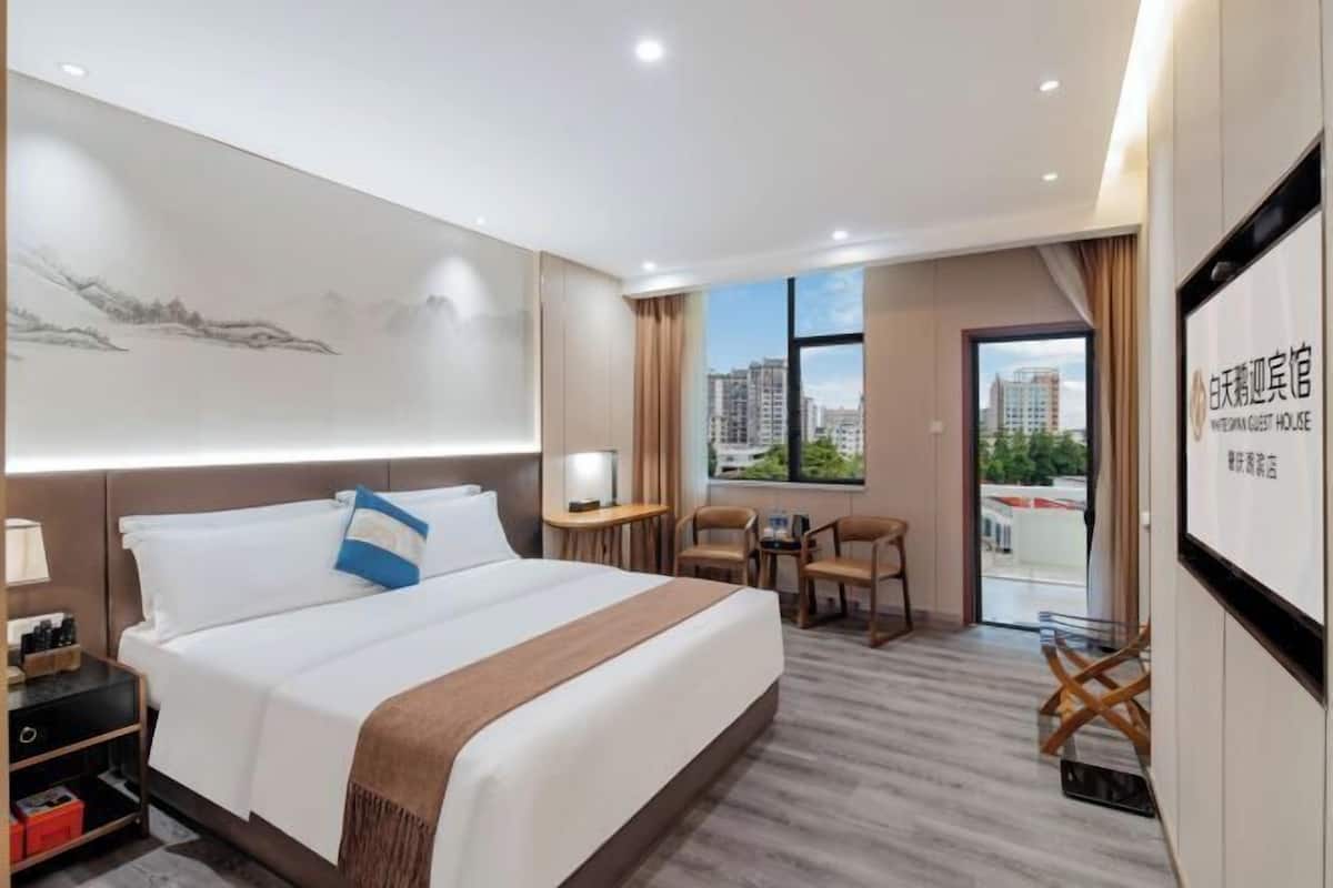 1 bedroom, premium bedding, down comforters, desk