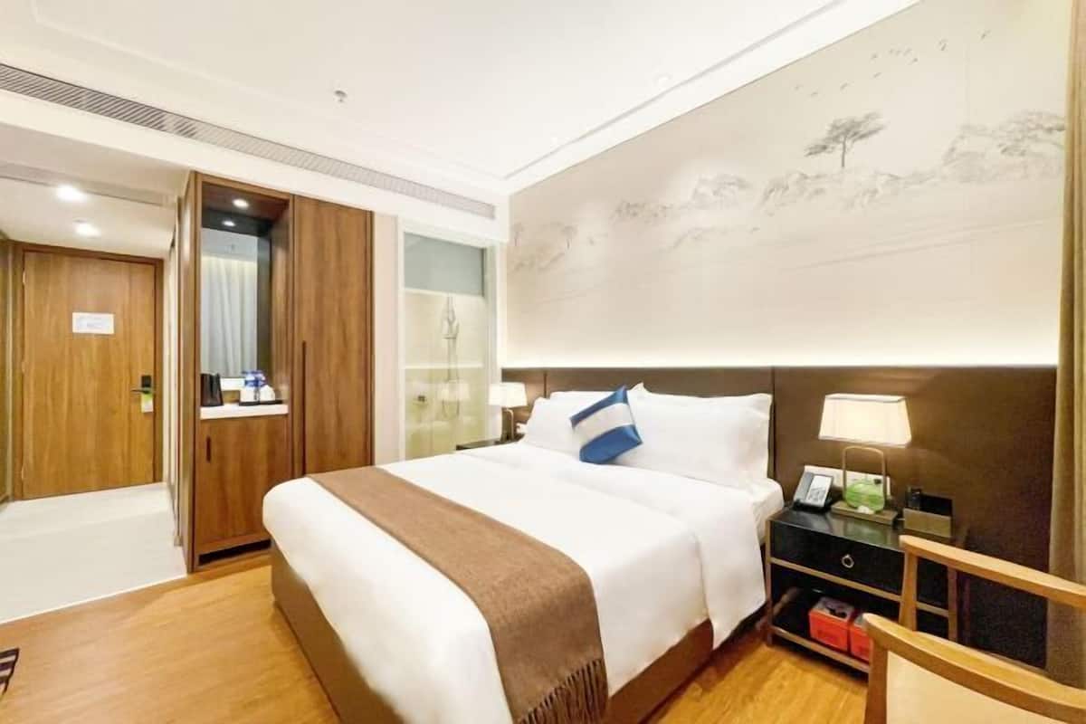 1 bedroom, premium bedding, down comforters, desk