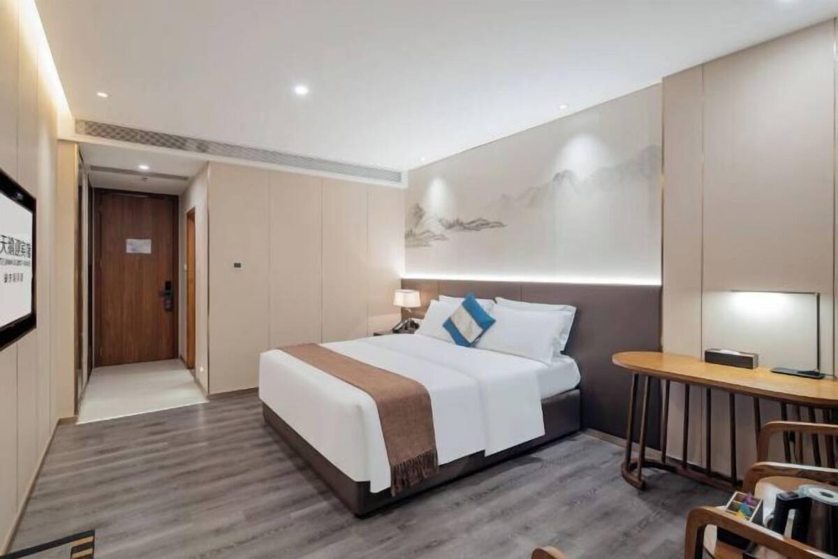 Premium bedding, down duvets, desk