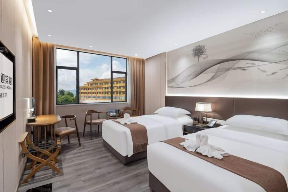 Premium bedding, down duvets, desk