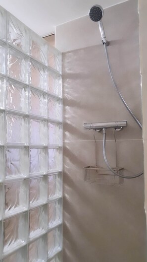 Doccia, asciugacapelli, asciugamani, sapone