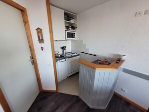 Fridge, microwave, dishwasher, coffee/tea maker